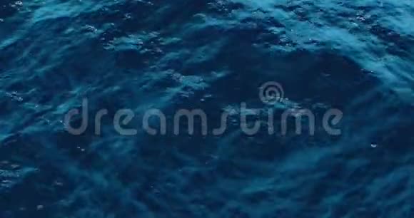 在阳光明媚的日子里蓝色海洋波浪水上运动的背景表面上有阳光自然和和平视频的预览图