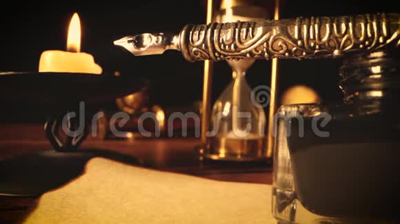 烛光下餐桌上的古董视频的预览图