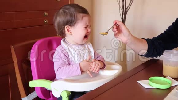 小女孩用勺子吃东西哭视频的预览图
