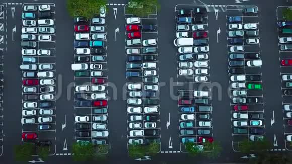 汽车停车场的鸟瞰图视频的预览图