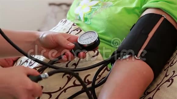 护士检查老年妇女血压特写视频的预览图