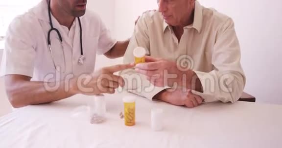 男医生给老人开处方视频的预览图
