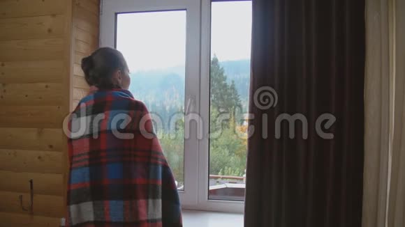 窗户附近的女人视频的预览图