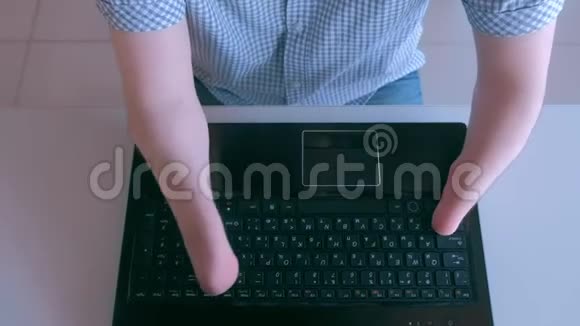 残疾男子截肢残肢手正在笔记本电脑上打字特写顶部视图视频的预览图