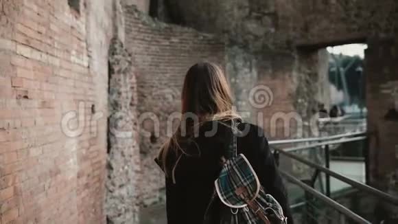年轻女子在意大利罗马参加罗马论坛女孩正在捕捉旧墙的美丽欣赏风景视频的预览图