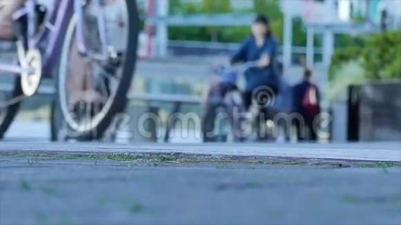 女性骑自行车的城市生活方式视频的预览图