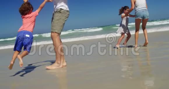 父母在海滩上玩孩子视频的预览图