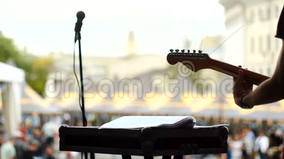 吉他手在音乐会上演奏视频的预览图