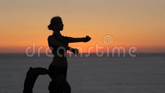 夕阳下翩翩起舞的年轻姑娘视频的预览图