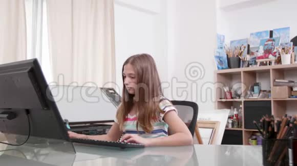 年轻的少女压力很大她的超级妈妈来帮忙视频的预览图