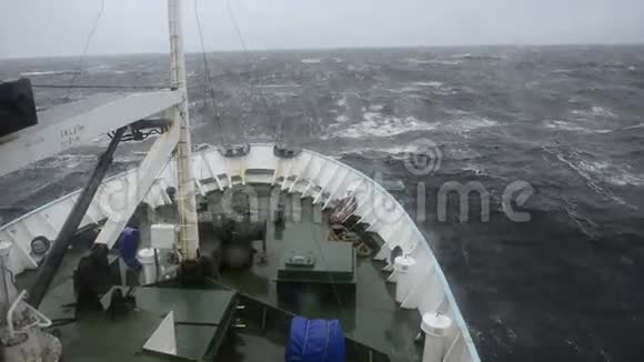 这艘船在海上遭遇风暴视频的预览图