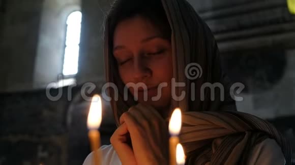 戴头巾的女人在东正教教堂祈祷视频的预览图