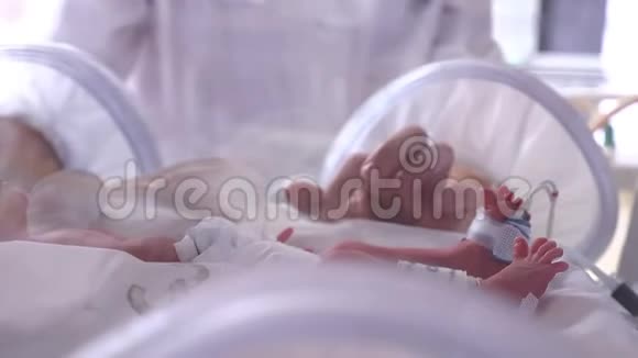 妇产中心重症新生儿在孵化器重症医院治疗CCUICU电联小婴儿视频的预览图