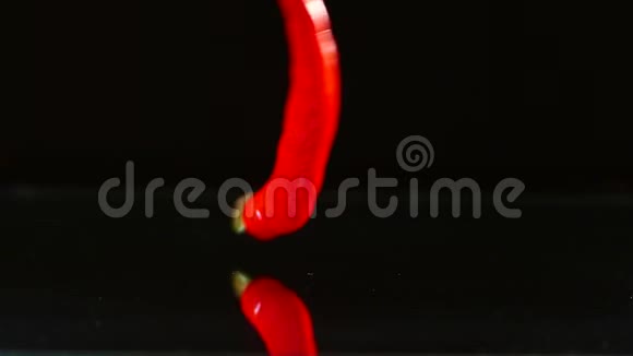 红辣椒慢慢落在桌上厨房桌子上有4个辣椒很辣的食物视频的预览图