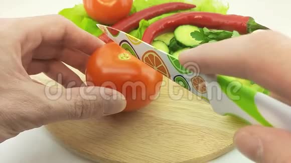 男人切番茄视频的预览图