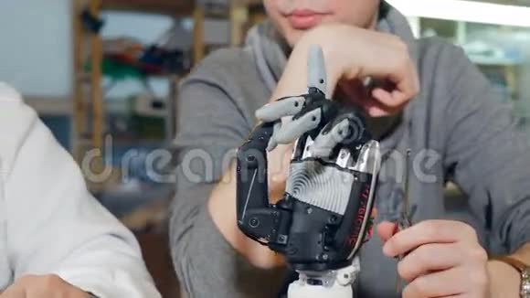 真正的机械手臂创新理念视频的预览图