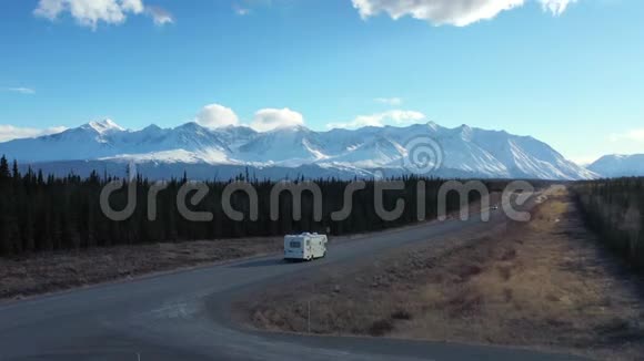 开阿拉斯加高速公路的汽车之家视频的预览图