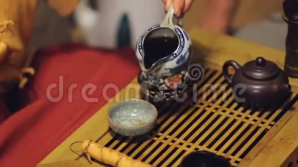 男宾接碗参加日本茶礼活动精神内容视频的预览图