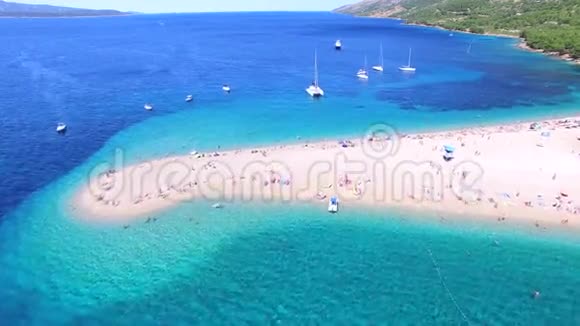 克罗地亚Brac岛沙滩上日光浴的空中景色视频的预览图