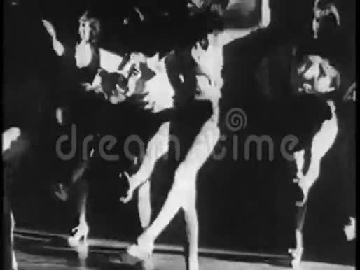 一群女舞者跳踢踏舞视频的预览图