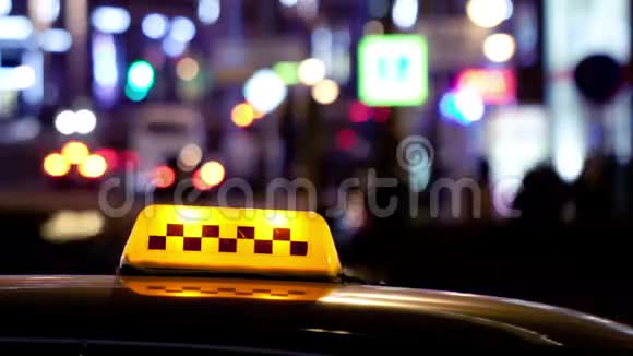 出租车标志后面夜间城市交通时间的推移视频的预览图