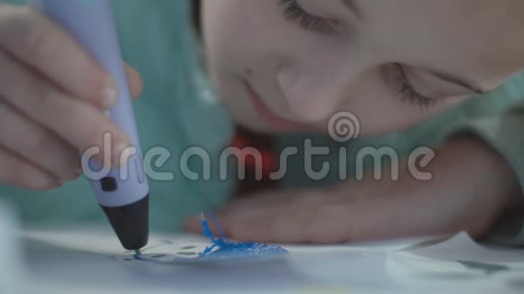 女孩画3D笔视频的预览图