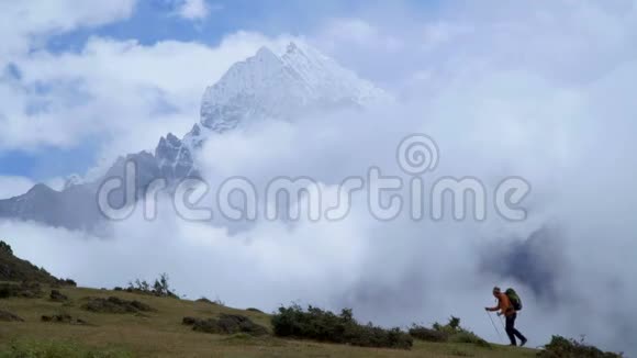 背着背包的人爬上喜马拉雅山的山坡视频的预览图