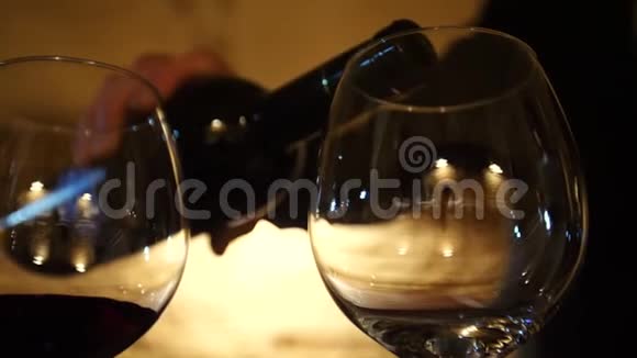 瓶子里的酒倒进杯子里视频的预览图