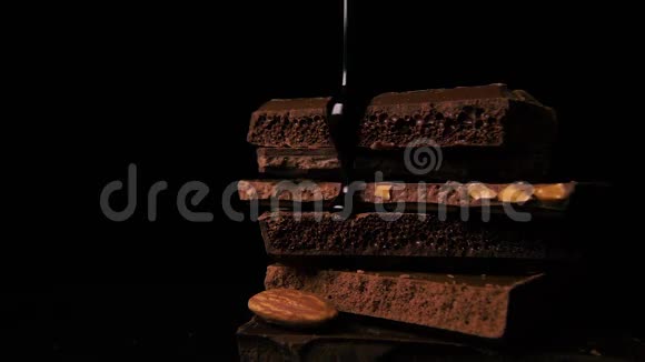 黑热的巧克力倒在巧克力上慢动作视频的预览图