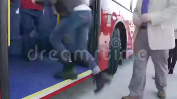 乘客乘坐巴士的时间推移视频的预览图
