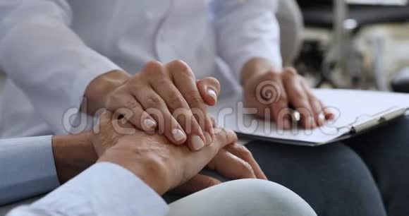 女医生护士牵着老奶奶病人的手特写视频的预览图