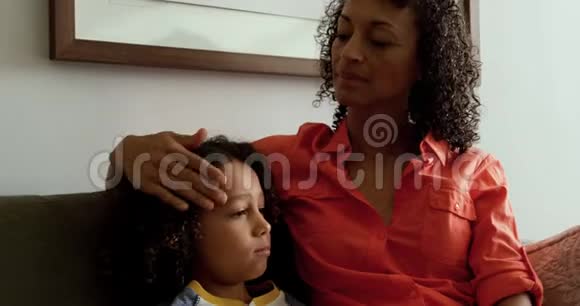 非洲裔美国母亲在4k医院大厅安慰儿子的正面景色视频的预览图