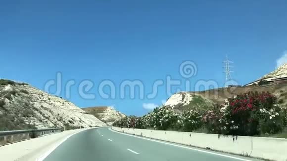 山的一条路视频的预览图