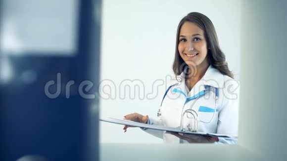 微笑女医生在医院取文件夹视频的预览图