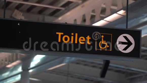带有残疾通道标志的公共洗手间标志视频的预览图