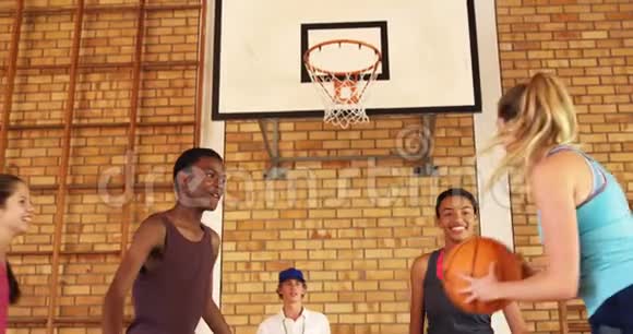 教练在打篮球的时候帮助高中球队进球视频的预览图