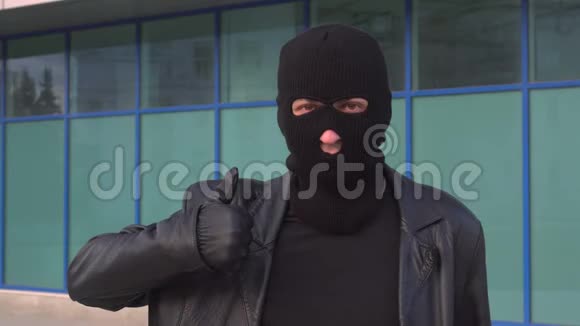 罪犯小偷或戴面具的强盗都会出现拇指视频的预览图