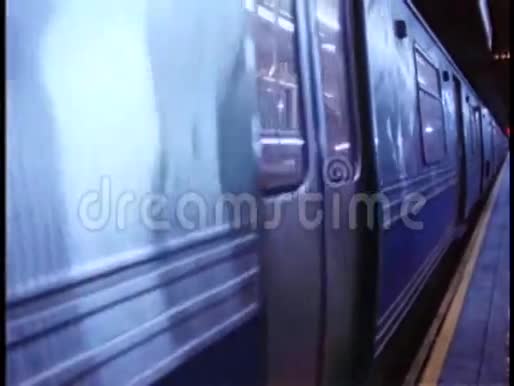 从纽约市地铁站开出的F列车视频的预览图