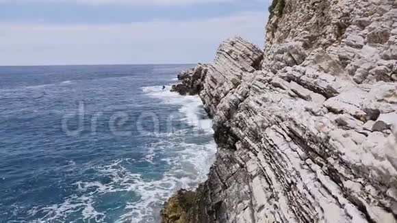 美丽的海浪在夏天溅起岩石亚得里亚海视频的预览图