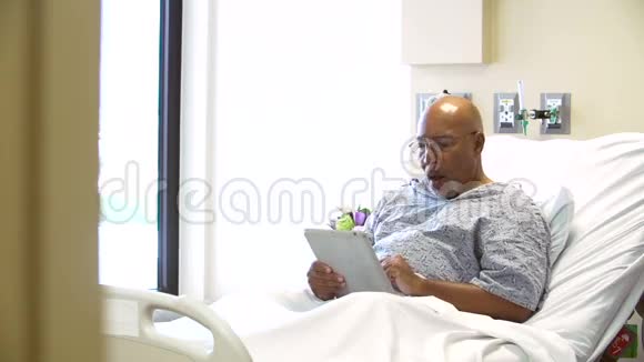医生在医院病房与老年男性病人谈话视频的预览图