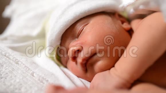 可爱的新生婴儿睡在梳妆台的架子上视频的预览图