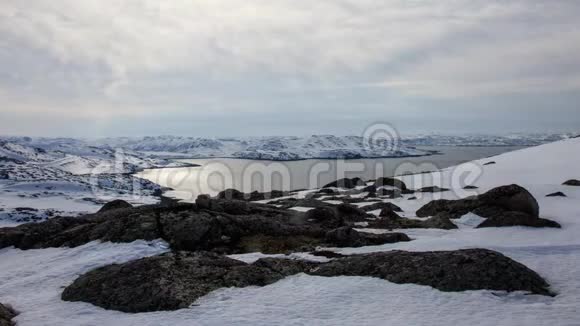 北冰洋冬季雪岸俄罗斯风景秀丽的北方野生自然美丽的雪冬天的冰寒冷的兰视频的预览图