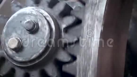 一台大机器的齿轮转动得很快视频的预览图