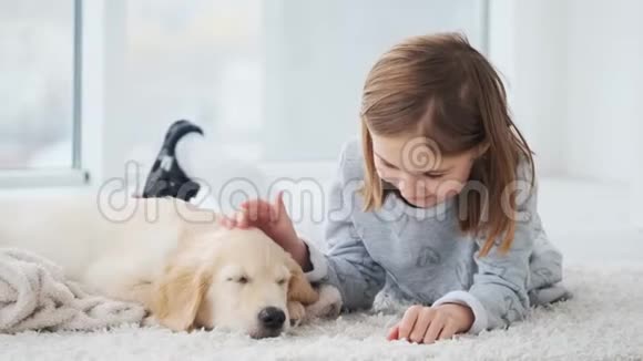 小女孩和小狗视频的预览图