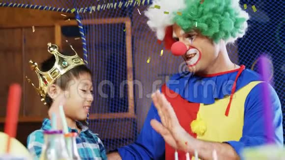 一个小丑和一个男孩视频的预览图