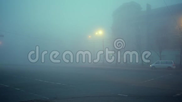 城市里的雾和烟雾视频的预览图