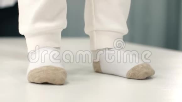 宝贝脚穿袜子视频的预览图