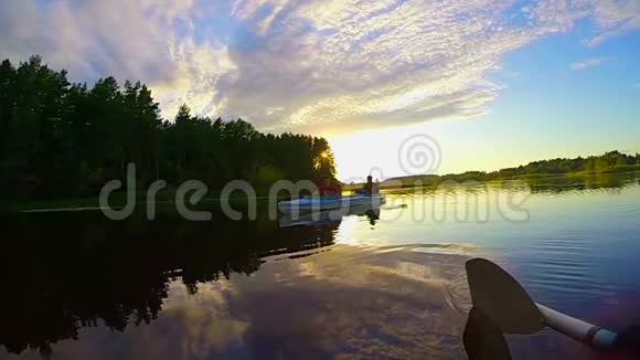 宁静的河流上壮丽的日落船上的游客大自然视频的预览图