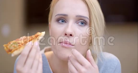 有魅力的女人吃自制披萨视频的预览图