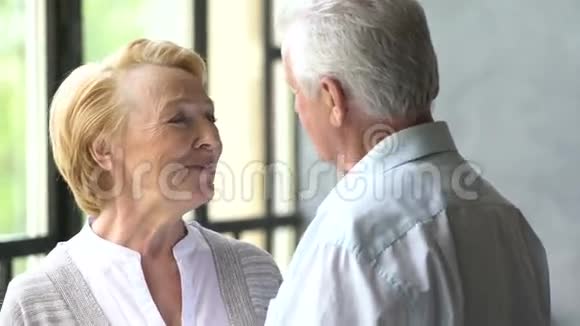 美丽幸福的老年夫妇谈笑风生女人看着摄像机视频的预览图